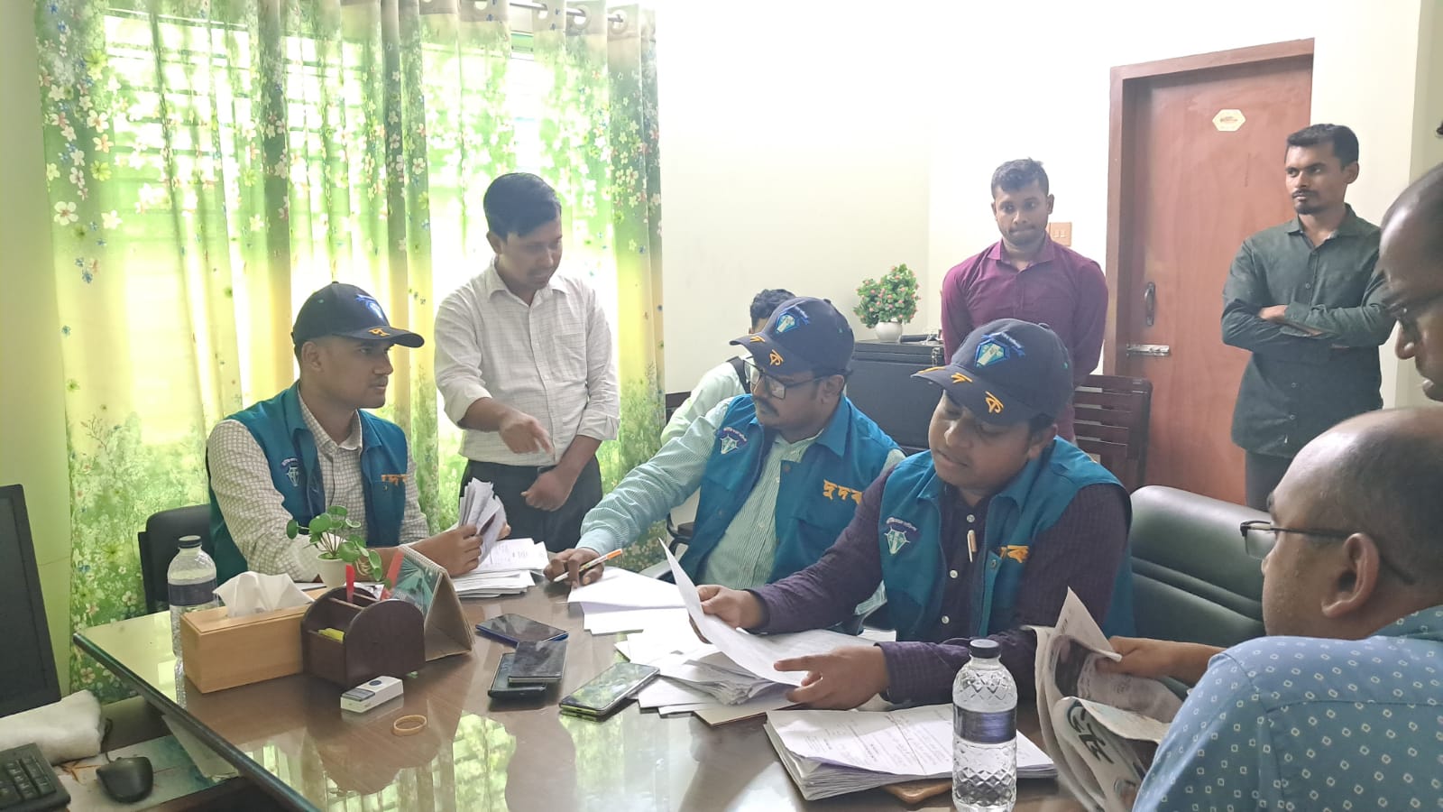 বাগেরহাটে বিআরটিএ কার্যালয়ে দুদকের অভিযান