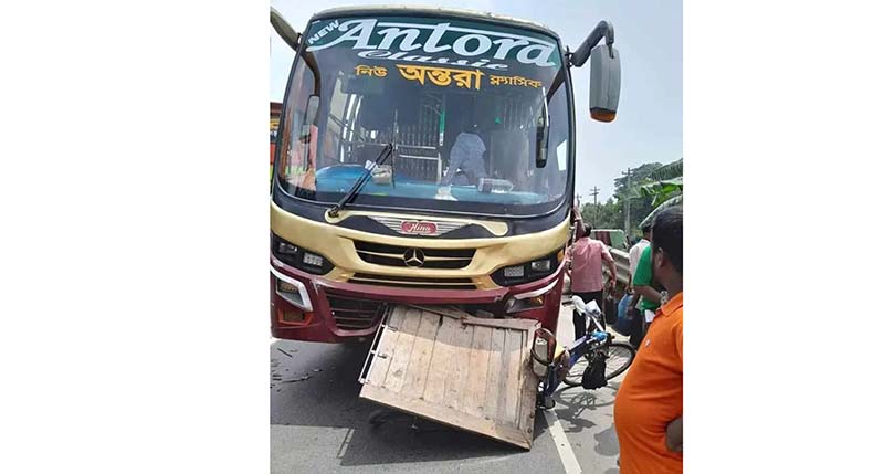 বরিশালে বাসের চাপায় এক ভ্যানযাত্রী নিহত