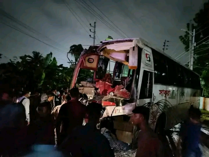 বরিশালে মধ্যরাতে দুই বাসের সংঘর্ষ, ১০ জন গুরুতর আহত