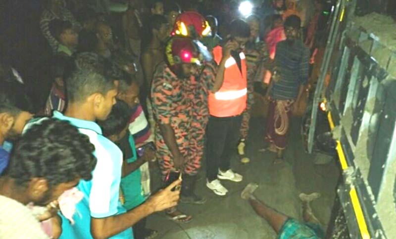 বরিশালে রাতের আঁধারে পুকুর ভরাট করার সময় ট্রাকচাপায় ২ শ্রমিক নিহত