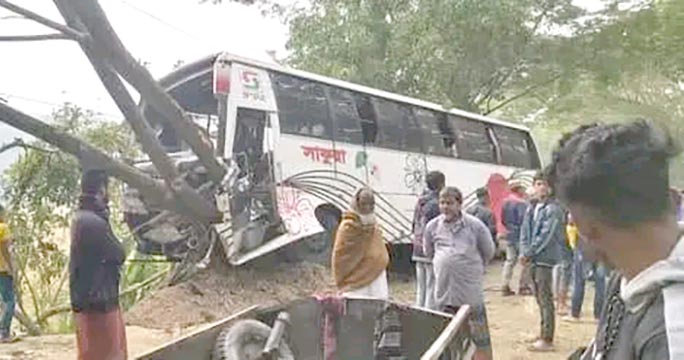 বরিশালে ঢাকাগামী যাত্রীবাহী বাস ও ট্রলির মুখামুখি সংঘর্ষে নিহত ২