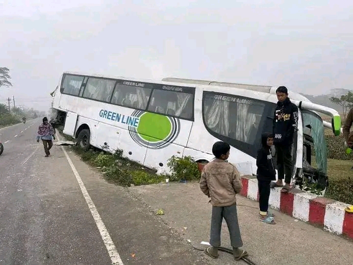 বরিশাল-পটুয়াখালী মহাসড়কে দুই বাসের ধাক্কায় আহত ৩