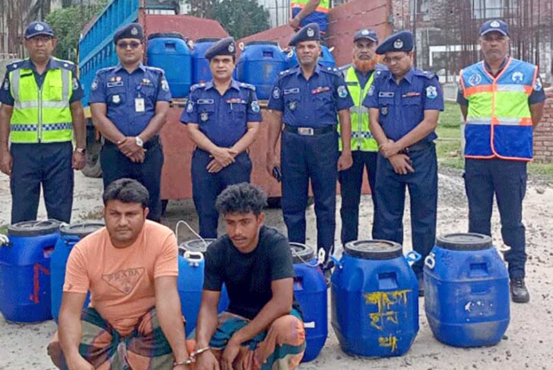 বরিশালে ২৫ লাখ গলদা চিংড়ির রেণুসহ দুই জন আটক