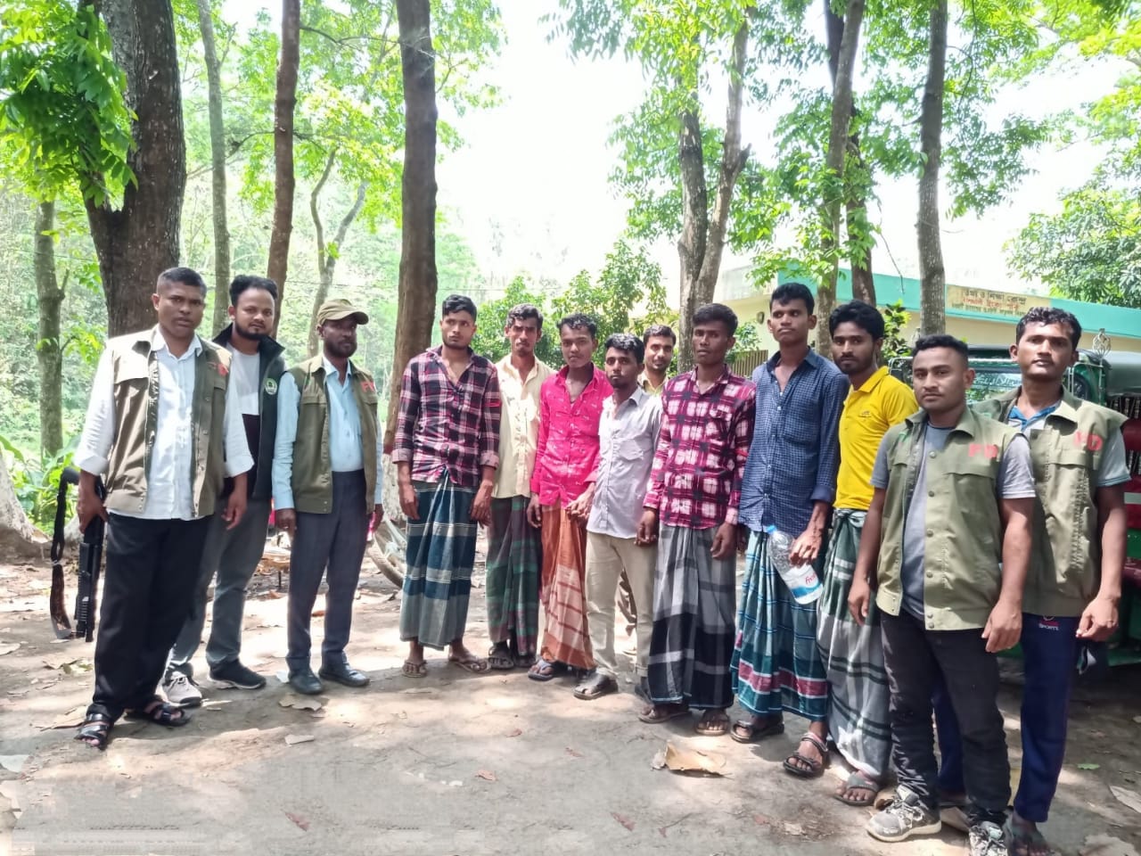 বাঁশখালীতে বনবিভাগের অভিযানে আটক ৭