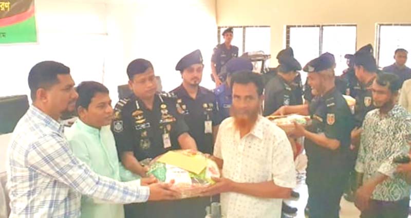 আত্মসমর্পণকৃত জলদস্যুদের মাঝে র‍্যাব মহাপরিচালকের পক্ষে ঈদ উপহার বিতরণ