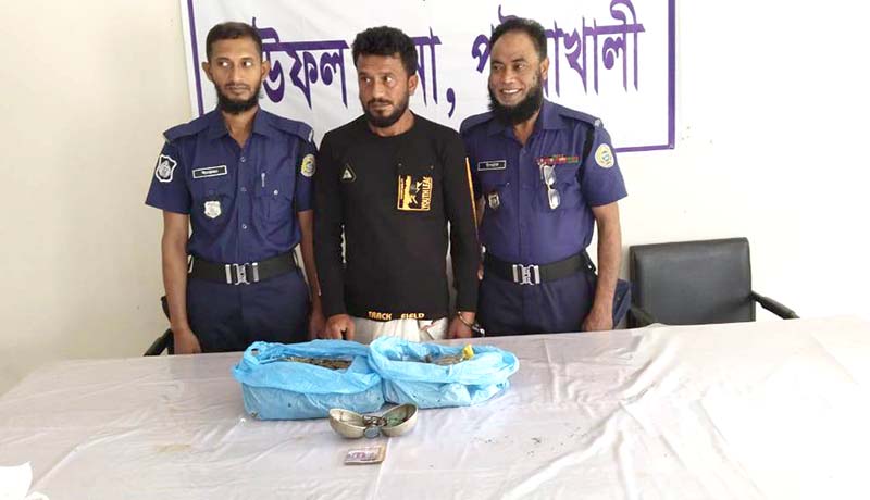 বাউফলে ১ কেজি ৩০০ গ্রাম গাঁজাসহ যুবক আটক