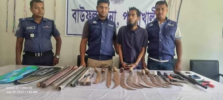 বাউফলে বিপুলসংখ্যক আগ্নেয়াস্ত্রসহ চেয়ারম্যানের ব্যক্তিগত সহকারি আটক