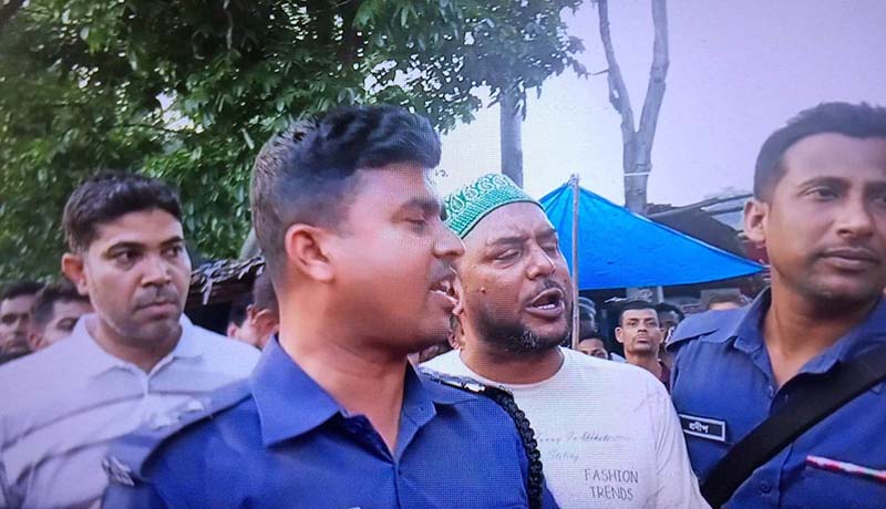 ওয়ারেন্ট ছাড়া যুবলীগ কর্মীকে গ্রেপ্তার করতে গিয়ে তোপের মুখে পুলিশ