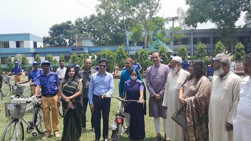 বেলকুচিতে বিনামূল্যে বাইসাইকেল বিতরণ