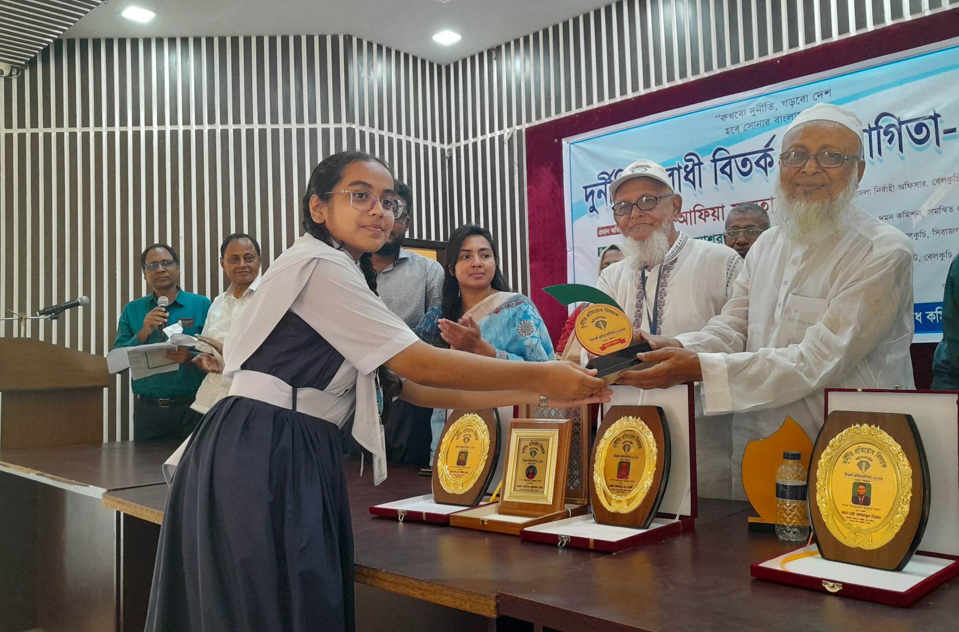 বেলকুচিতে দুর্নীতি বিরোধী বিতর্ক প্রতিযোগিতা অনুষ্ঠিত