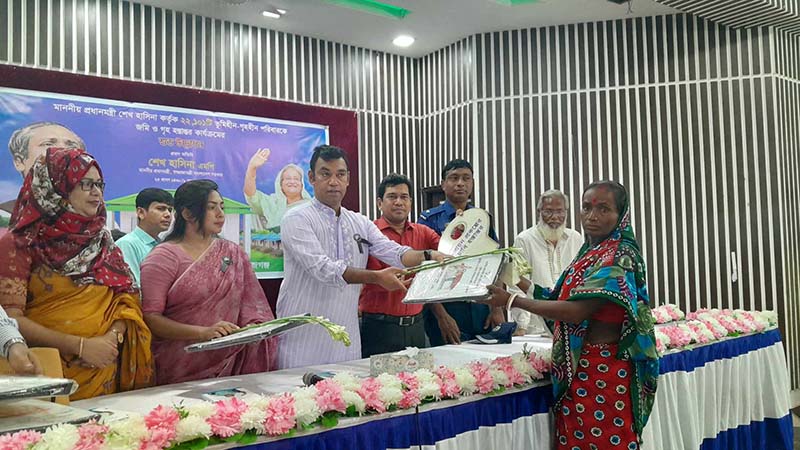 বেলকুচিতে প্রধানমন্ত্রীর ঘর উপহার পেলেন ২২ ভূমিহীন পরিবার