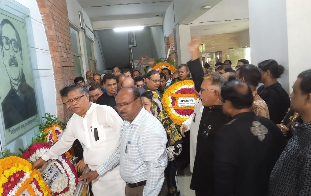 বঙ্গবন্ধুর শাহাদাত বার্ষিকীতে বিএফইউজে নেতৃবৃন্দের শ্রদ্ধা নিবেদন