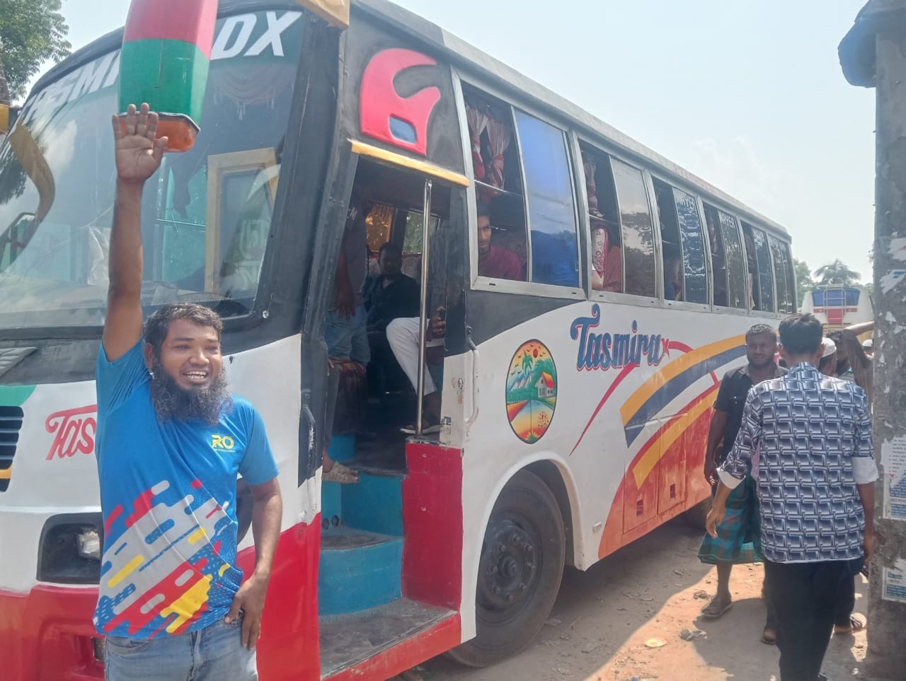 ভোলায় জেলা প্রশাসকের মধ্যস্থতায় ধর্মঘট প্রত্যাহার, ৩ দিন পর ফের বাস চলাচল শুরু