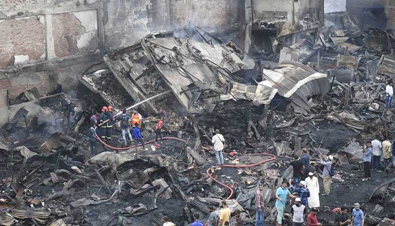 ৭৫ ঘণ্টা পর সম্পূর্ণভাবে নিভেছে বঙ্গবাজারের আগুন
