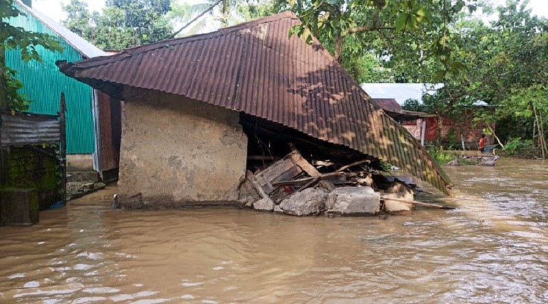 বুড়িচংয়ে বন্যায় ভেঙে পড়ছে মাটির ঘর