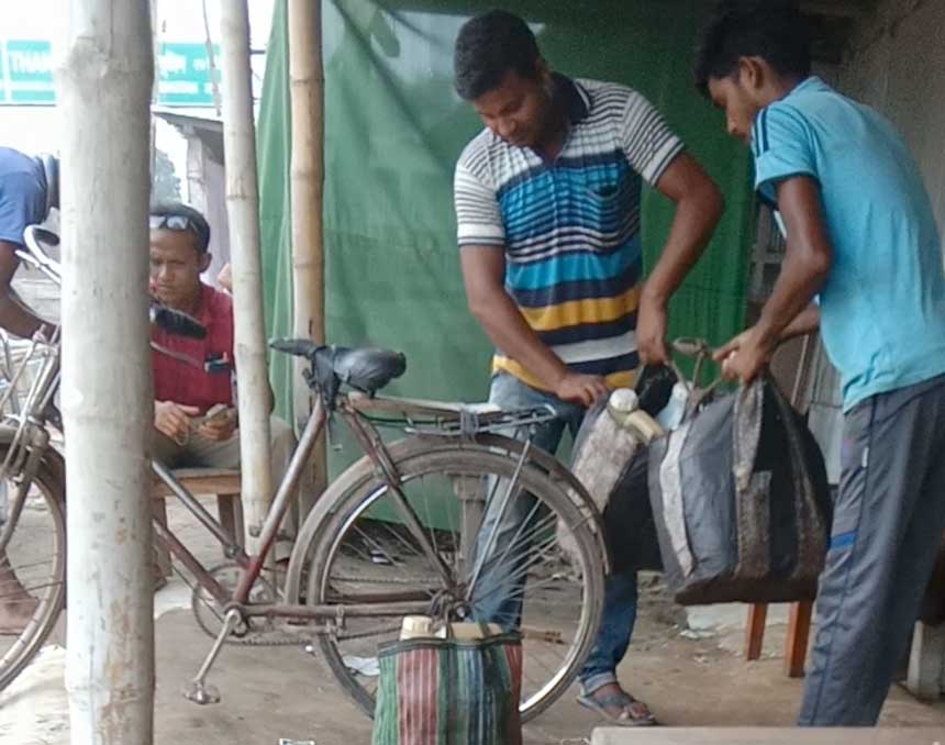 বুড়িমারী দিয়ে ভারতে তেল পাচার, চলছে রমরমা ব্যবসা