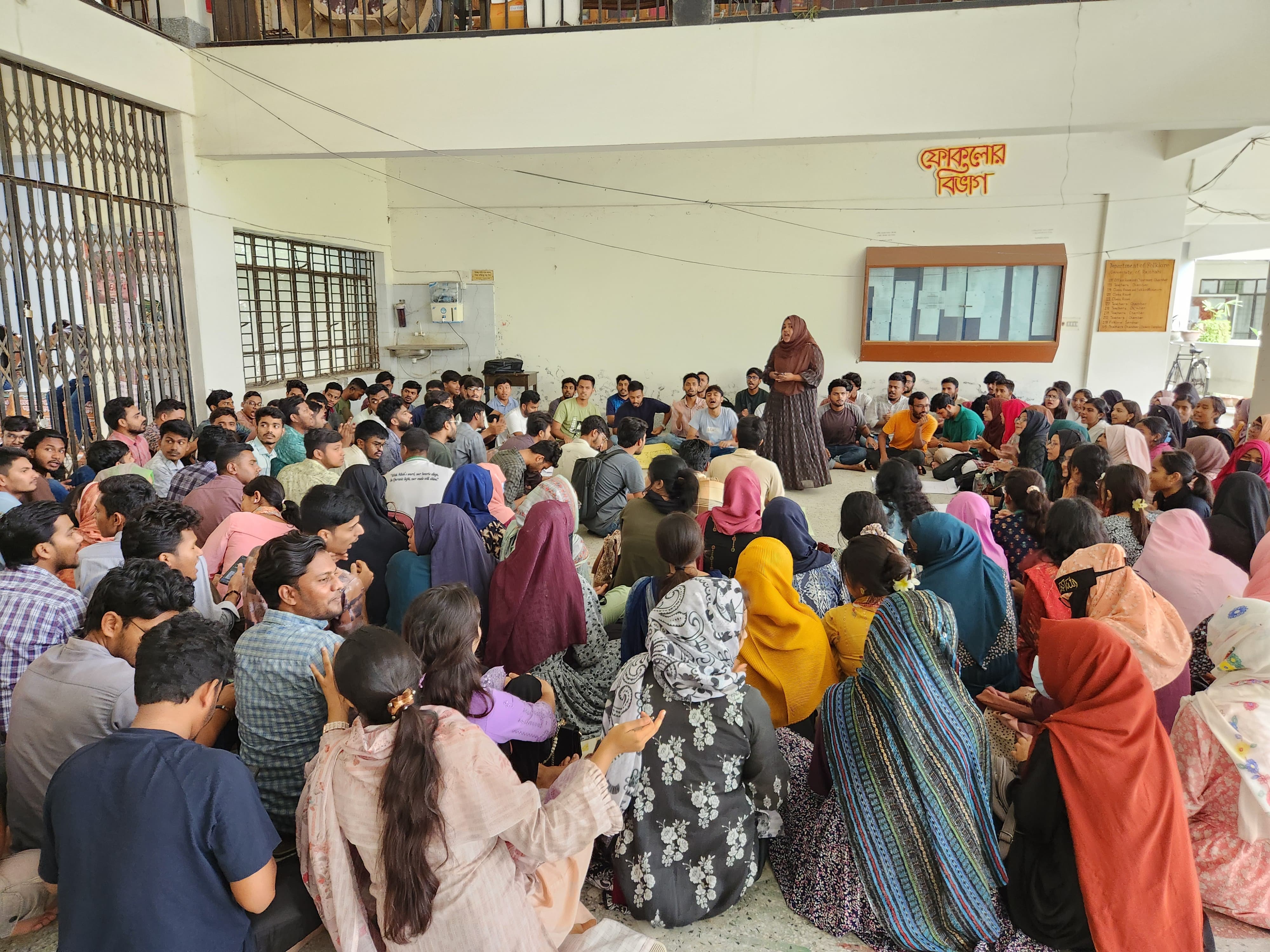 রাবিতে ফোকলোর বিভাগের নাম পরিবর্তনসহ তিন দফা দাবিতে শিক্ষার্থীদের অনশন