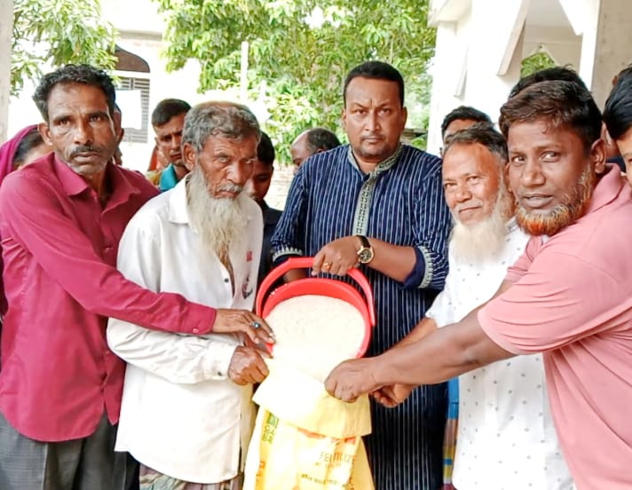 ঘিওর উপজেলার সিংজুরীতে ভিজিএফের চাউল বিতরণ
