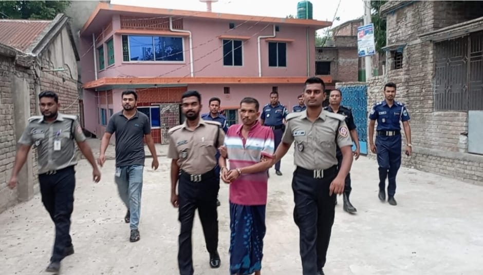 চাঁপাইনবাবগঞ্জে যৌথ বাহিনীর অভিযানে মাদকসহ মাদককারবারী গ্রেপ্তার
