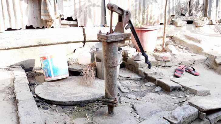 চারঘাট উপজেলায় নলকূপে মিলছে না পানি
