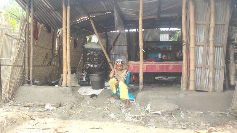 অগ্নিকাণ্ডে বাড়িঘর ভষ্মিভূত: খোলা আকাশের নিচে চিলাহাটির তাফিজা