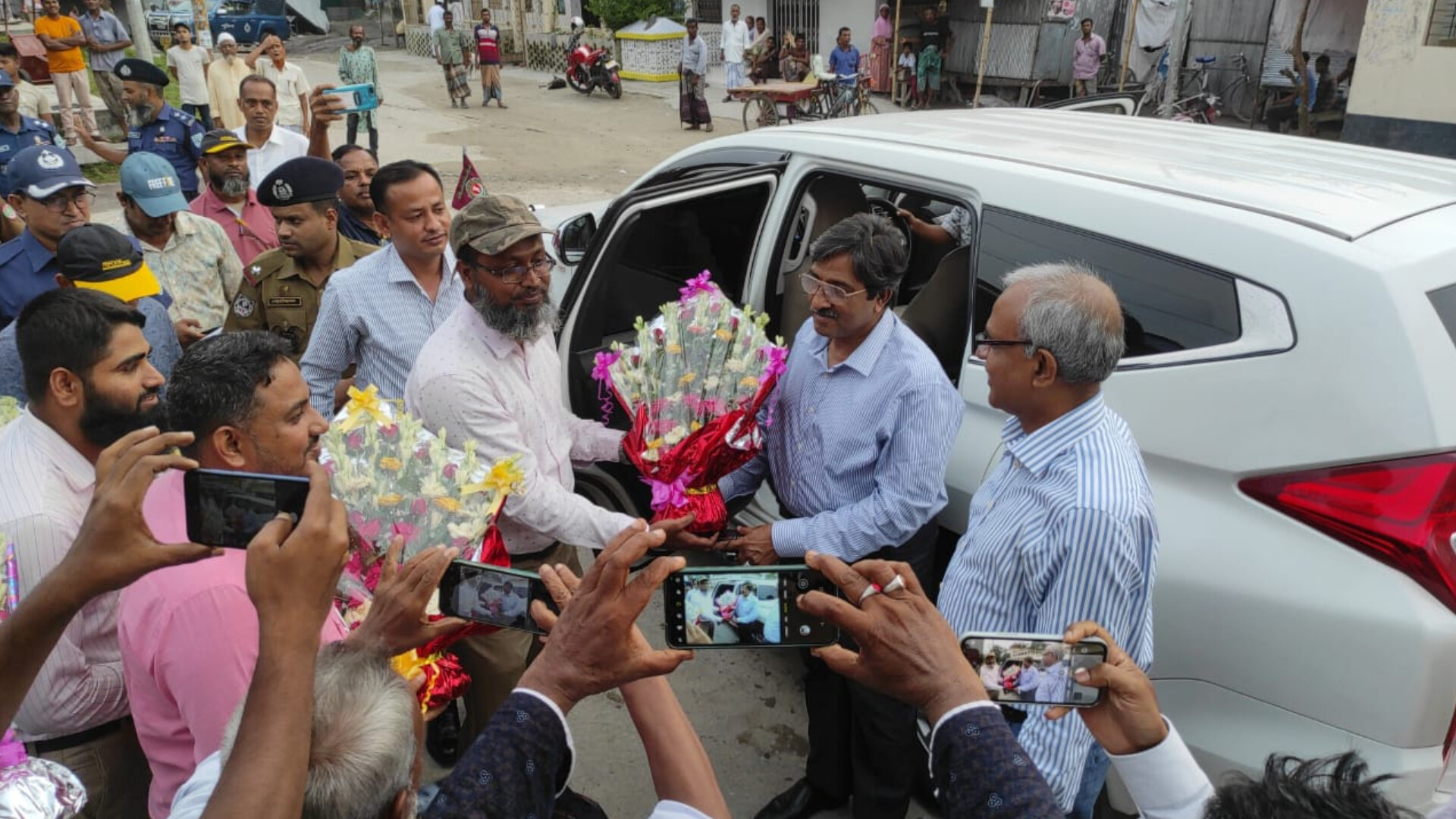 চিলাহাটিতে রেলওয়ে স্টেশন নির্মাণকাজ পরিদর্শনে সাবেক সচিব সেলিম রেজা