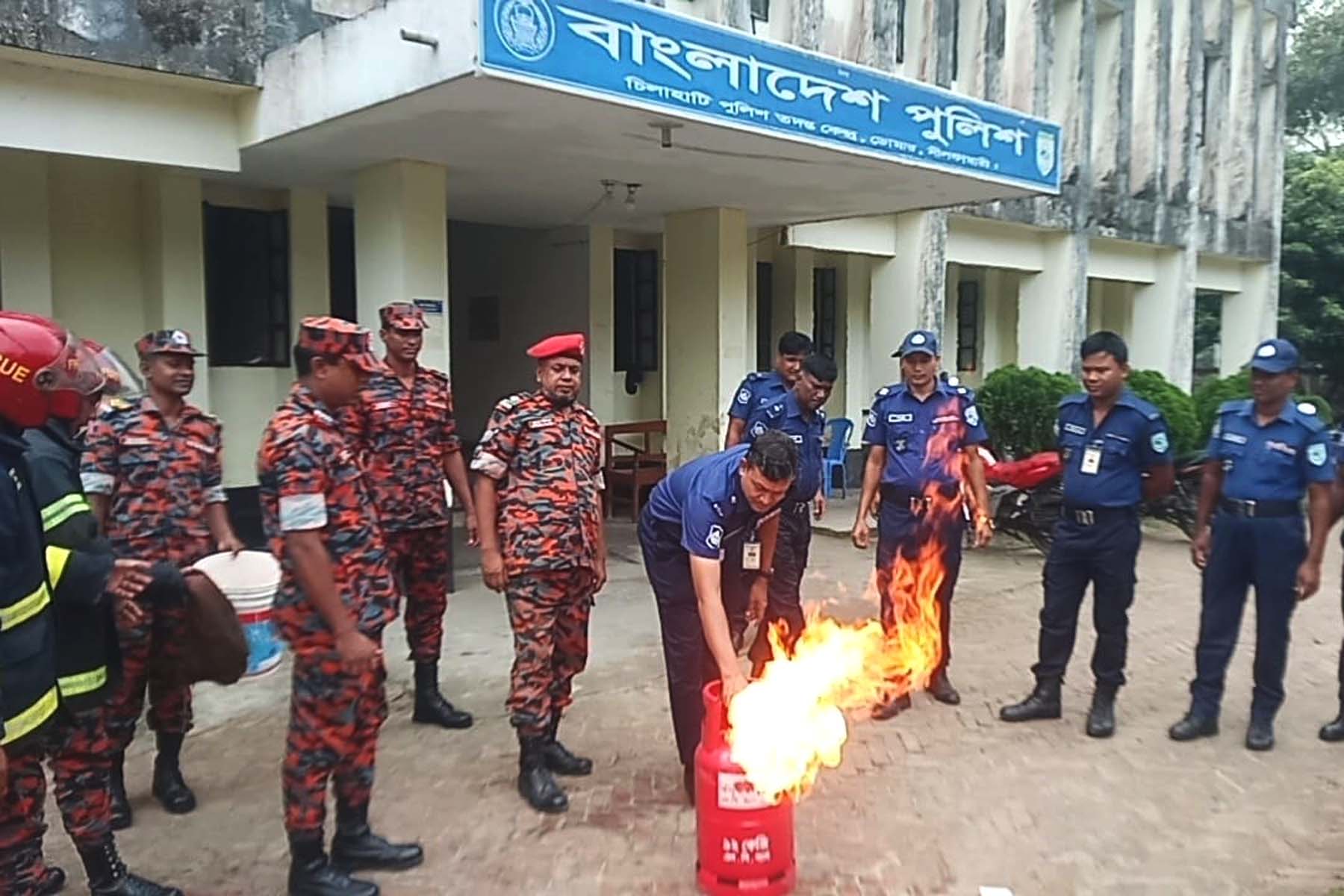 চিলাহাটি তদন্ত কেন্দ্রে ফায়ার সার্ভিসের উদ্যোগে অগ্নি নির্বাপণী মহড়া