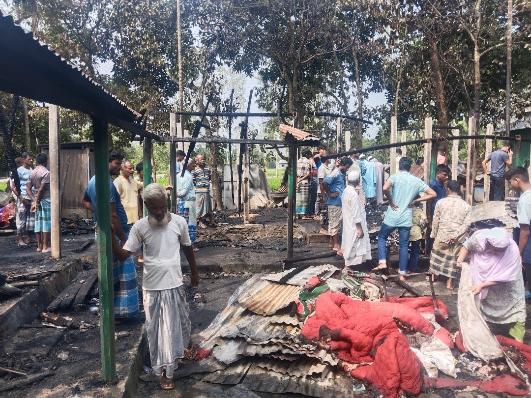 চিলাহাটিতে ভয়াবহ অগ্নিকাণ্ডে ক্ষয়ক্ষতি ২৫ লাখ