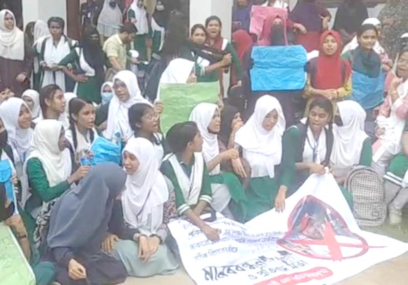 প্রশ্নপত্র জানিয়ে দেবার প্রলোভনে ছাত্রীকে ধর্ষণ চেষ্টা, শিক্ষক গ্রেফতার