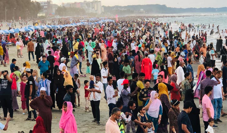 ছুটির দিনে কক্সবাজার সৈকতে মানুষের ঢল
