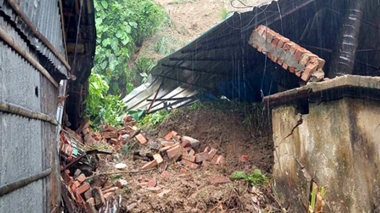 চট্টগ্রামে পাহাড় ধসে ৪ জনের মৃত্যু