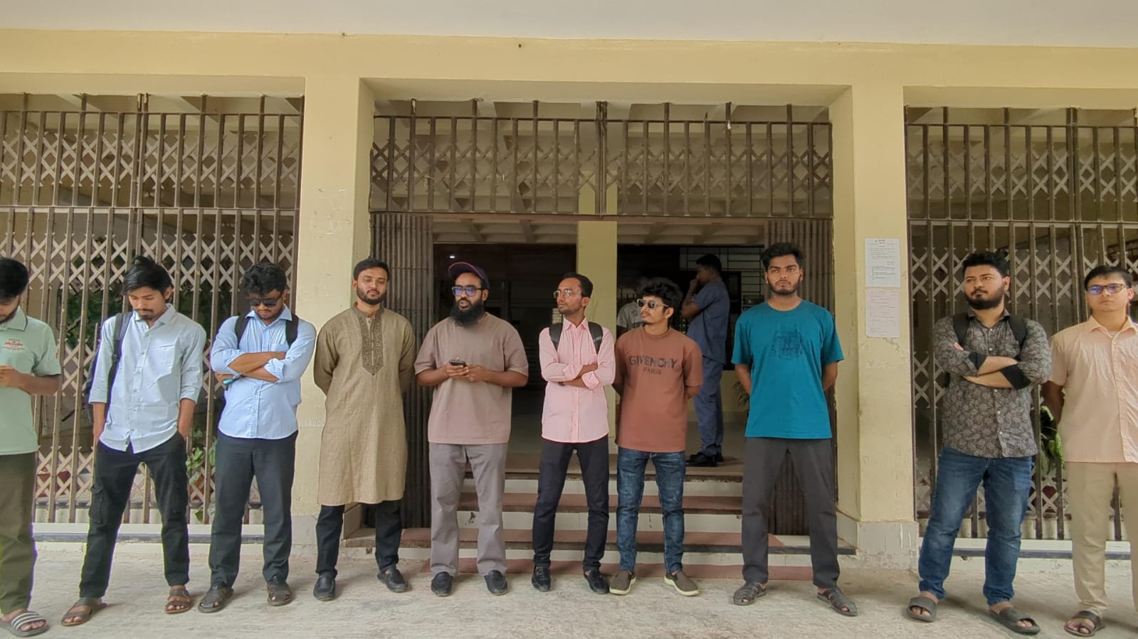 কুয়েটের শিক্ষার্থী বহিষ্কারের ঘটনার প্রতিবাদে কুবিতে মানববন্ধন