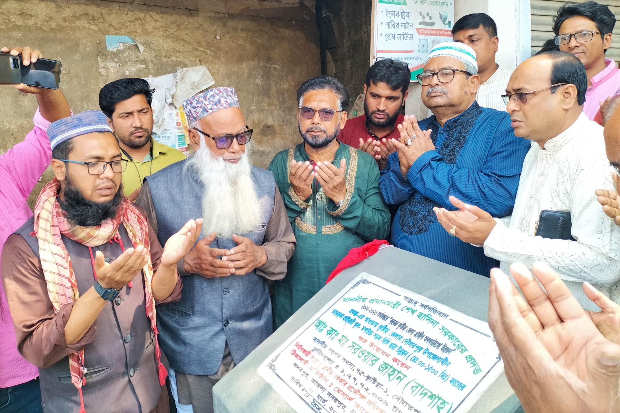 দৌলতপুরে রাস্তা নির্মাণকাজ উদ্বোধন করলেন এমপি বাদশাহ