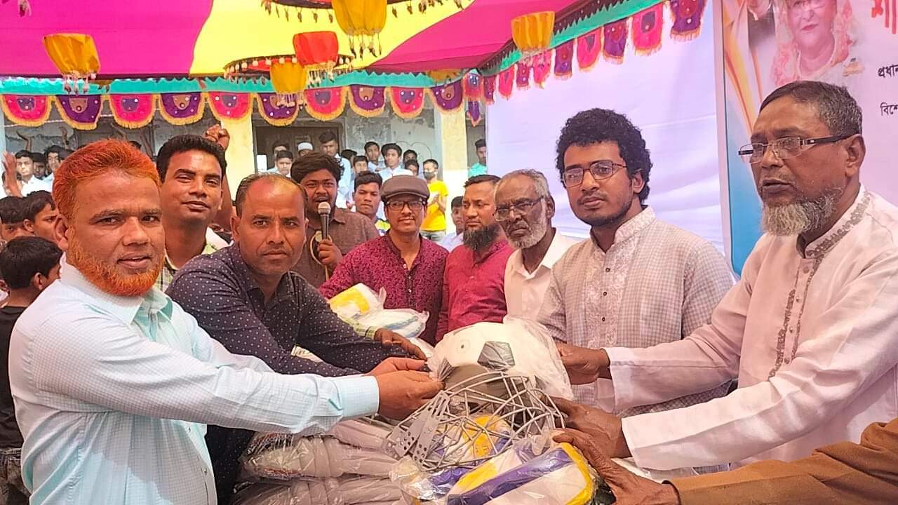 দৌলতপুরের ফিলিপনগরে ক্রীড়া সামগ্রী বিতরণ