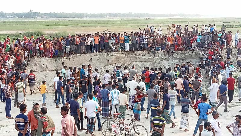 দৌলতপুরে পদ্মারচর থেকে যুবকের গলিত লাশ উদ্ধার