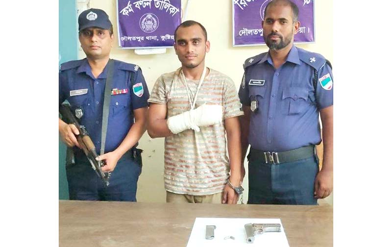 দৌলতপুরে বিদেশী পিস্তুলসহ ১২ মামলার আসামি মনোজ গ্রেফতার