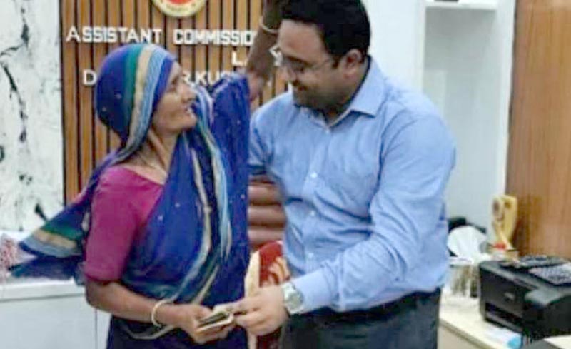 দৌলতপুরে দালালের নেয়া টাকা ফেরৎ পেলেন অসহায় বৃদ্ধা