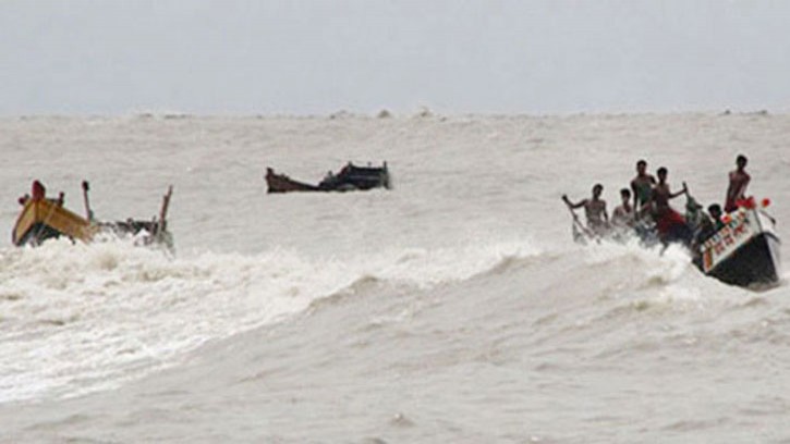 বঙ্গোপসাগরে ট্রলার ডুবি: বার্বুচি নিখোঁজ