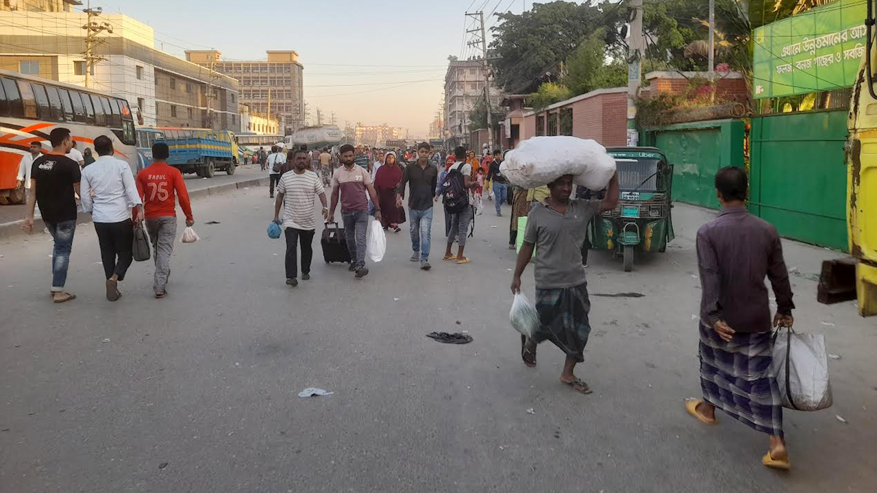 ৫৪ ঘণ্টা পর বেতন আশ্বাসে অবরোধ তুলে নিলেন গাজীপুরের শ্রমিকরা