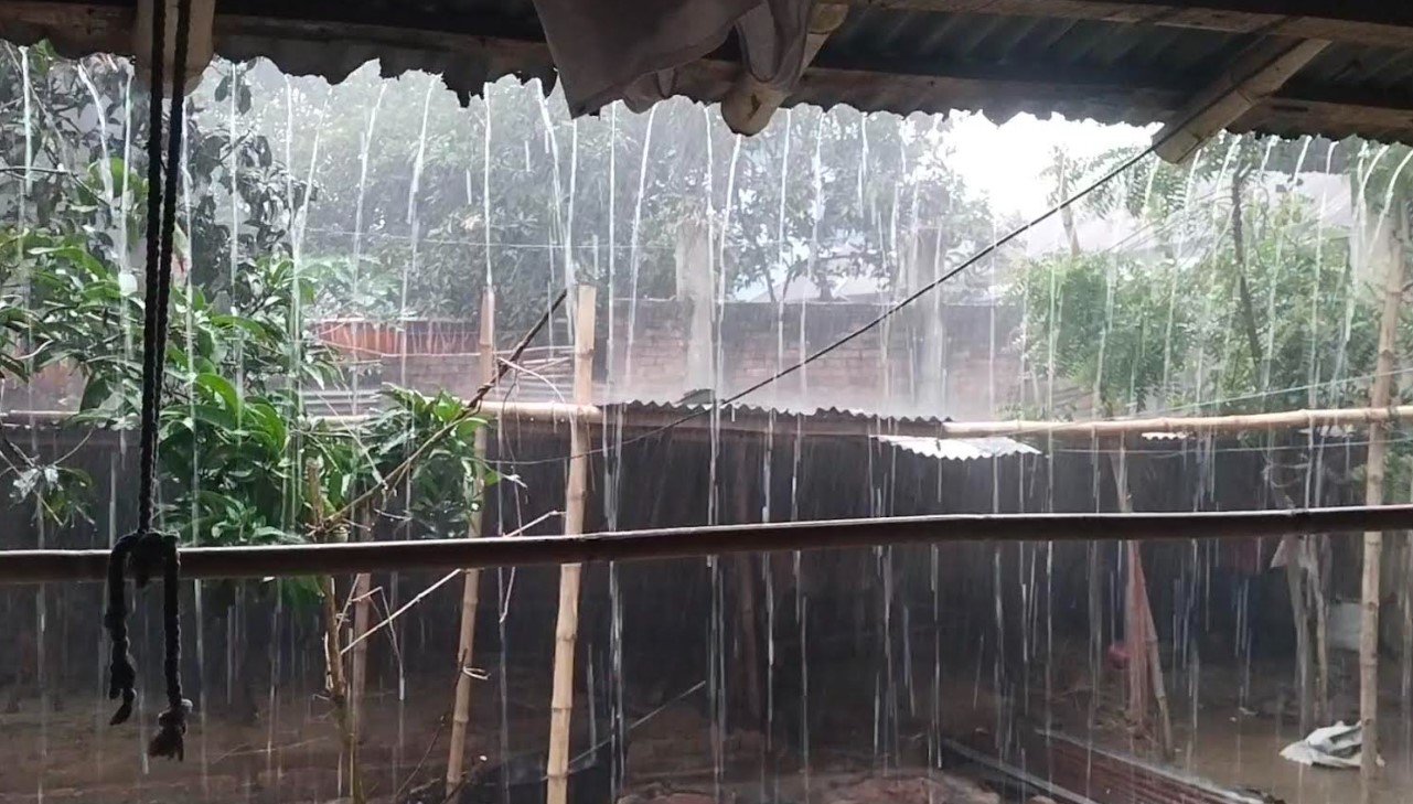 দিনাজপুরে ৫২ মিলিমিটার বৃষ্টি: তীব্র গরমের পর জনজীবনে স্বস্তি