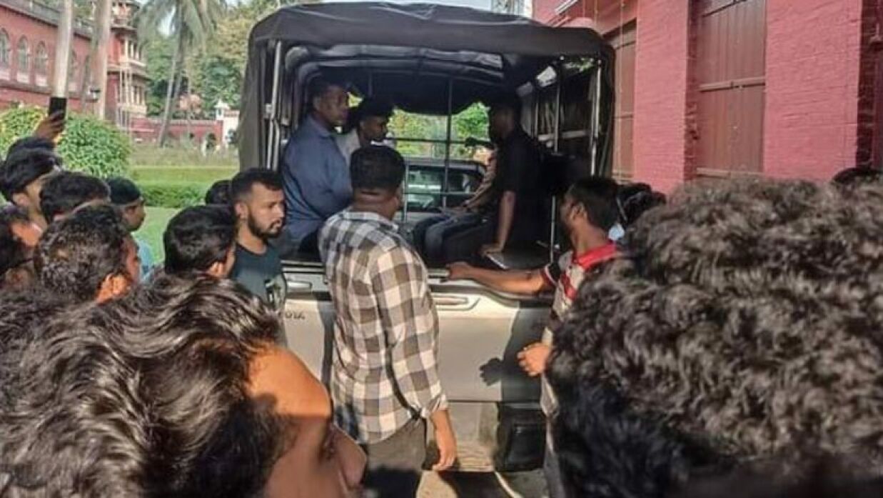 ঢাবিতে পিটিয়ে যুবক হত্যার ঘটনায় ছাত্রলীগ নেতাসহ ৫ জন আটক