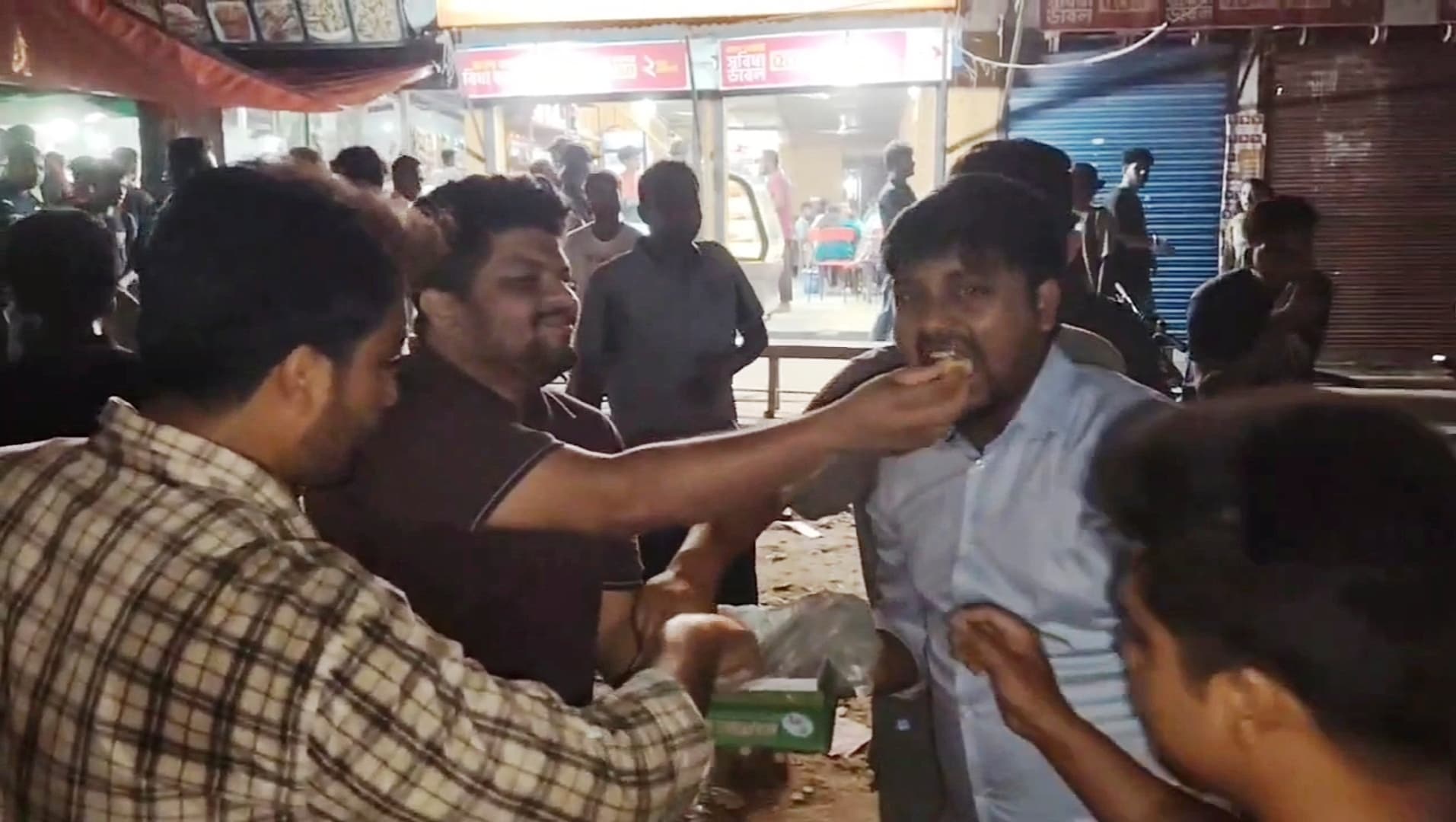 আওয়ামী লীগ নিষিদ্ধে জাবিতে মিষ্টি বিতরণ ও আনন্দ মিছিল