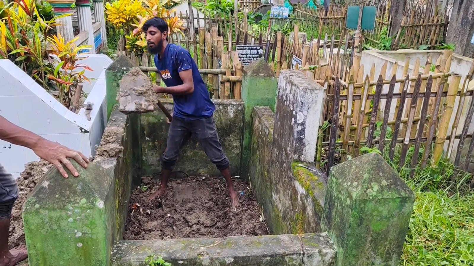বাবা-মায়ের কবরেই শায়িত হবেন ‘লালন সম্রাজ্ঞী’ ফরিদা পারভীন