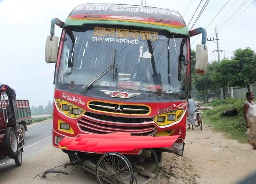 গোবিন্দগঞ্জে যাত্রীবাহী বাসের চাপায় ভ্যান চালকসহ নিহত ২