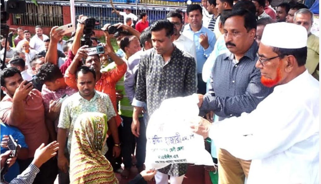 ফেনীতে কর্মহীন হয়ে পড়া মানুষের মাঝে খাদ্য তুলে দিচ্ছেন নিজাম হাজারি