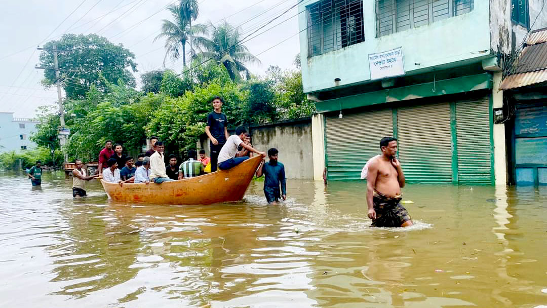 ফেনীতে ভয়াবহ বন্যা: পানির স্রোতে উদ্ধার কাজ ব্যাহত, পানিবন্দি লাখো মানুষ