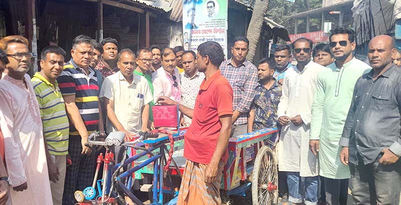 গাবতলী পৌর মেয়রের ভ্যানগাড়ী বিতরণ
