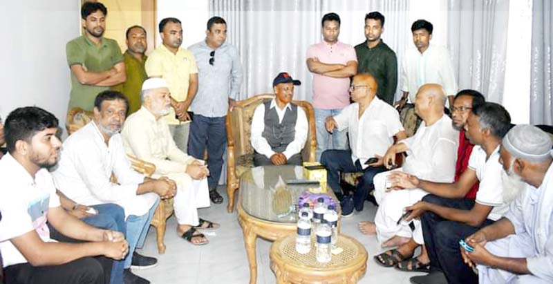 নাটোর জেলা বিএনপির সভায় আহত নেতাকর্মীদের দেখতে সাবেক এমপি লালু