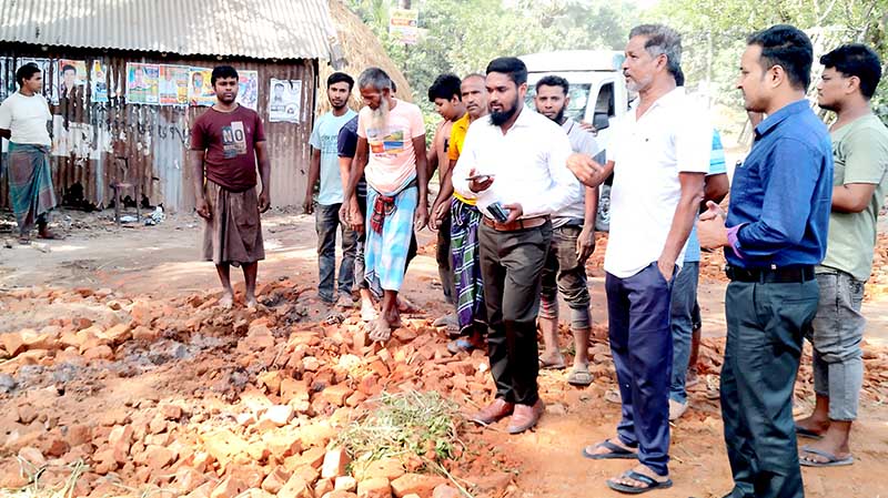 গাবতলীর নাড়ুয়ামালায় ব্যাক্তি উদ্যোগে সংস্কারকৃত রাস্তা পরিদর্শনে ইউএনও