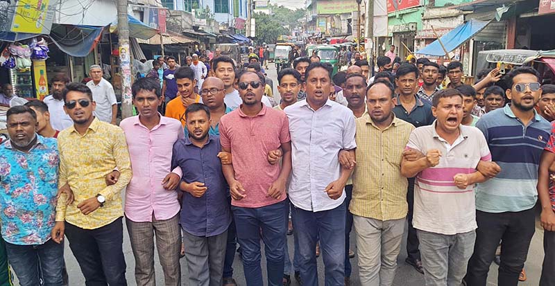 গাবতলীতে যুবদল স্বেচ্ছাসেবক ও ছাত্রদল দলের বিক্ষোভ মিছিল